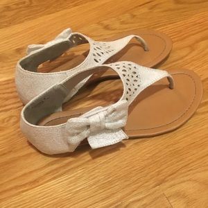 Sandals with bow